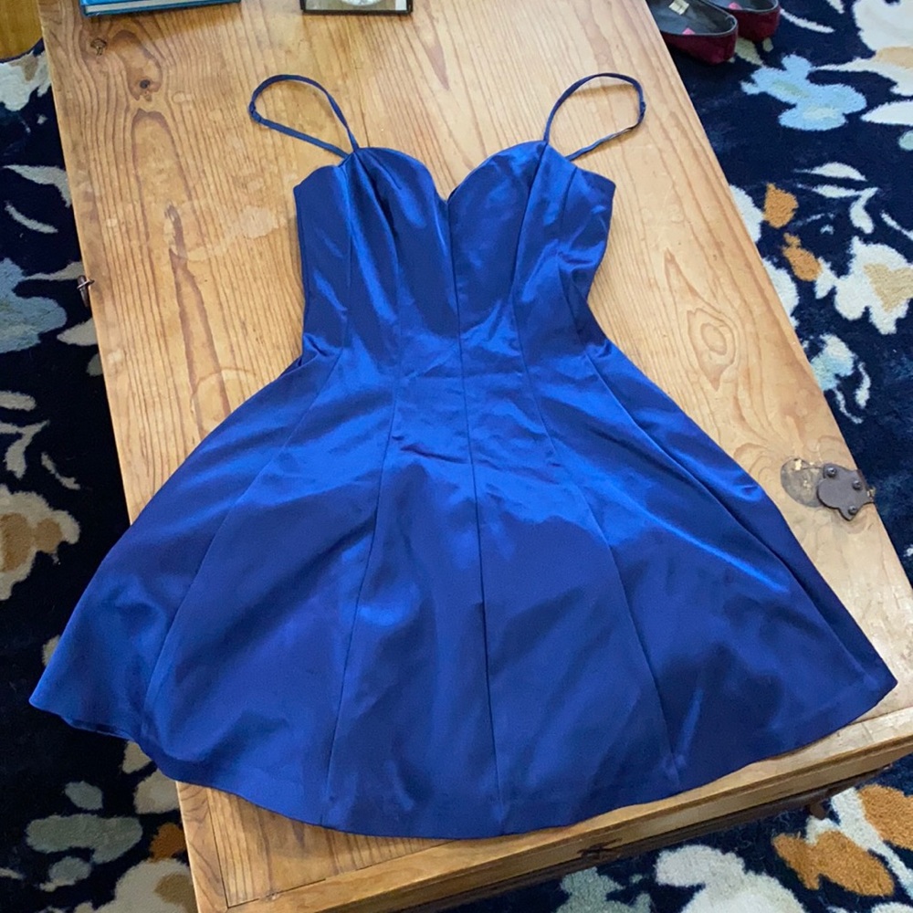 BeBe size 2 satin lined dress with pockets